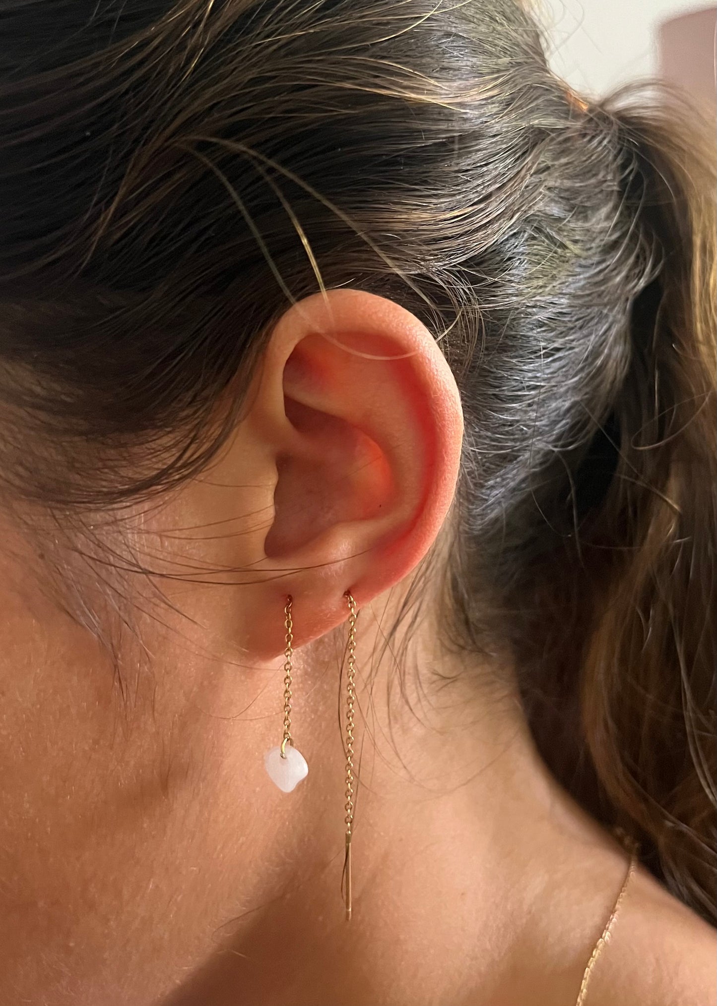Boucles d’oreilles chaînette dorée & pierre rose
